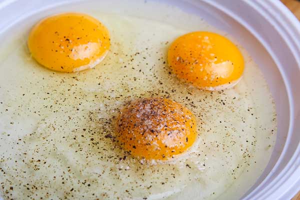 Brake 3 Eggs in a Plate... eggs