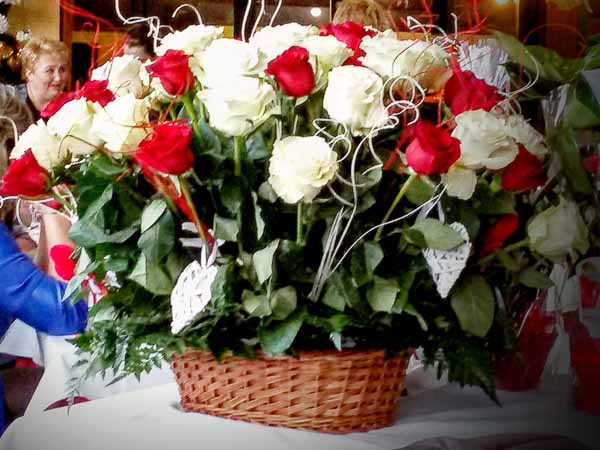 Black Swan's Roses Red & White Roses