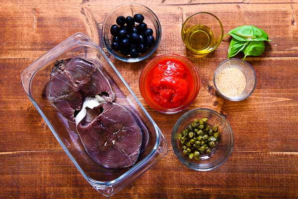 Fresh tuna, pitted black olives, peeled tomatoes, capers... Ingredients for the recipe