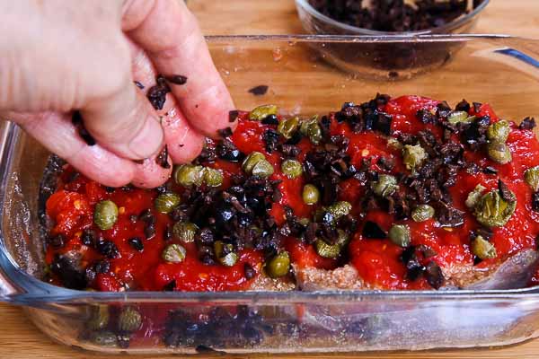 Put the olives and capers over the tuna...