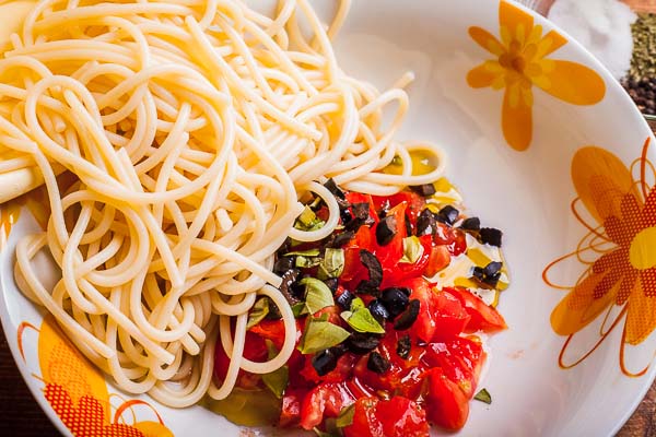 Pour The Spaghetti in The bowl and Mix All... Spaghetti