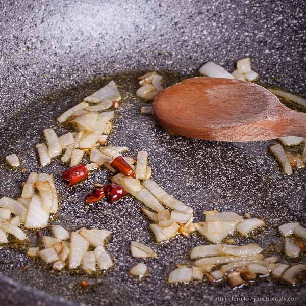 Slightly brown the onion, garlic and chili pepper... Slightly brown the onion, garlic and chili pepper...