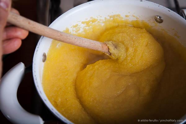Stir the polenta flour all the time it takes to cook... Polenta Stiring